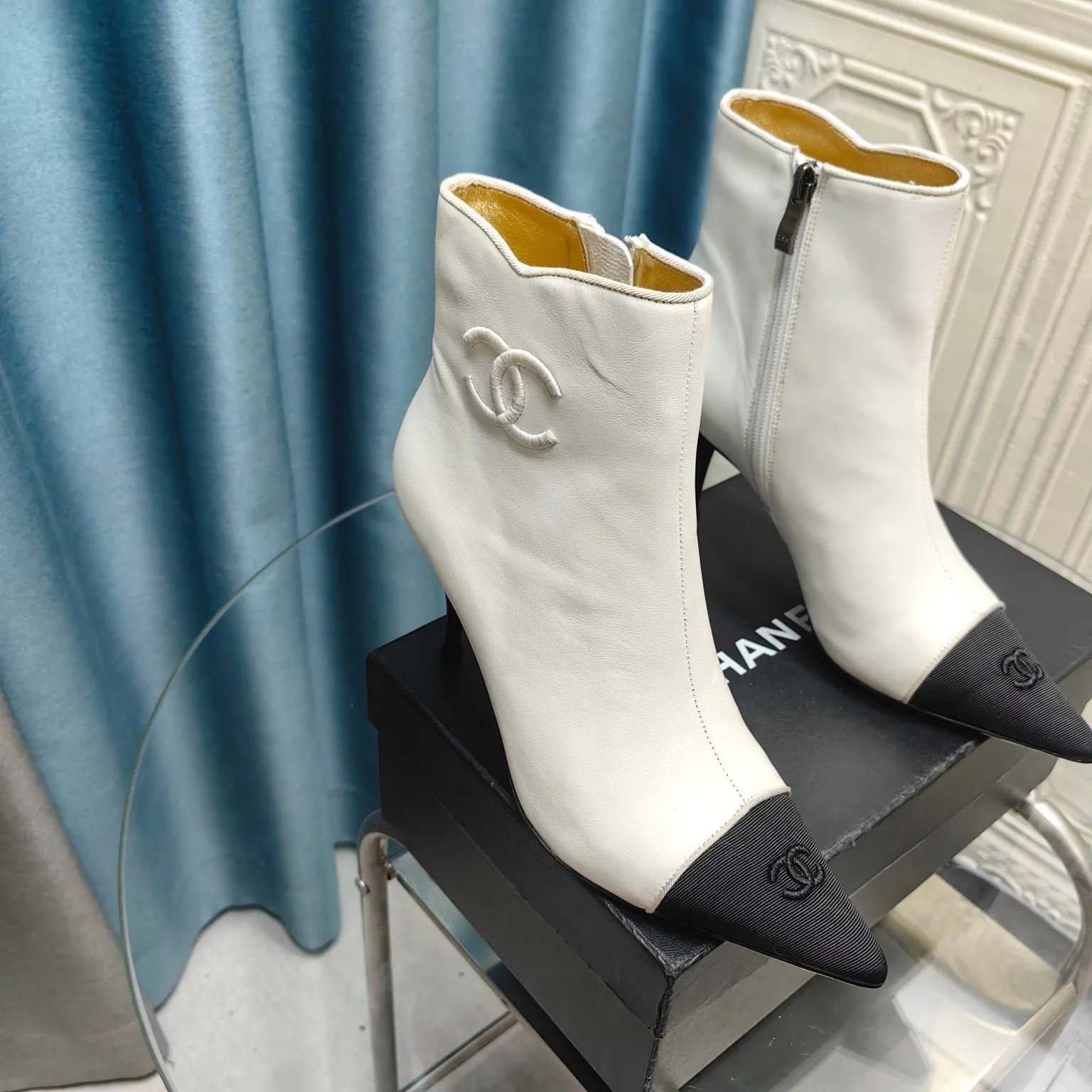 👟👟Ex-factory price 700👟👟Chanel 24B new pointed toe double C embroidered short boots Super handsome shoe shape😎 Cowhide upper, sheepskin lining, genuine leather outsole, 8cm heel height, Size: 35-39, other sizes can be customized